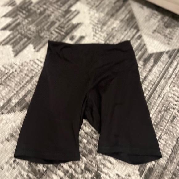 Old Navy Active Bike Shorts - Picture 3 of 3